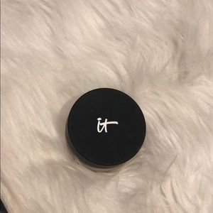 IT Bye Bye Pores translucent powder.